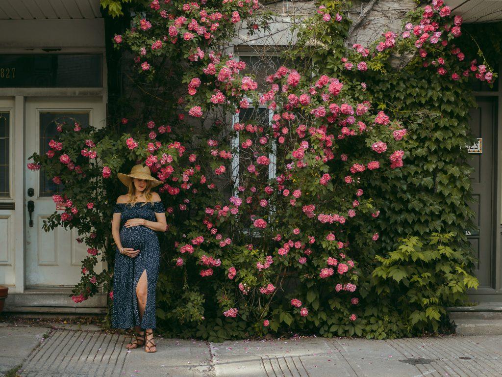 séance photo grossesse dans un décor urbain fleuri et coloré