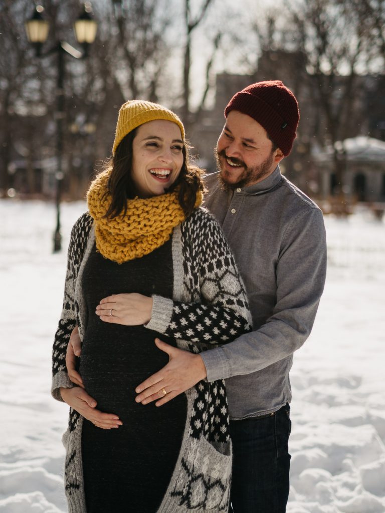 séance photo grossesse en couple en hiver en extérieur
