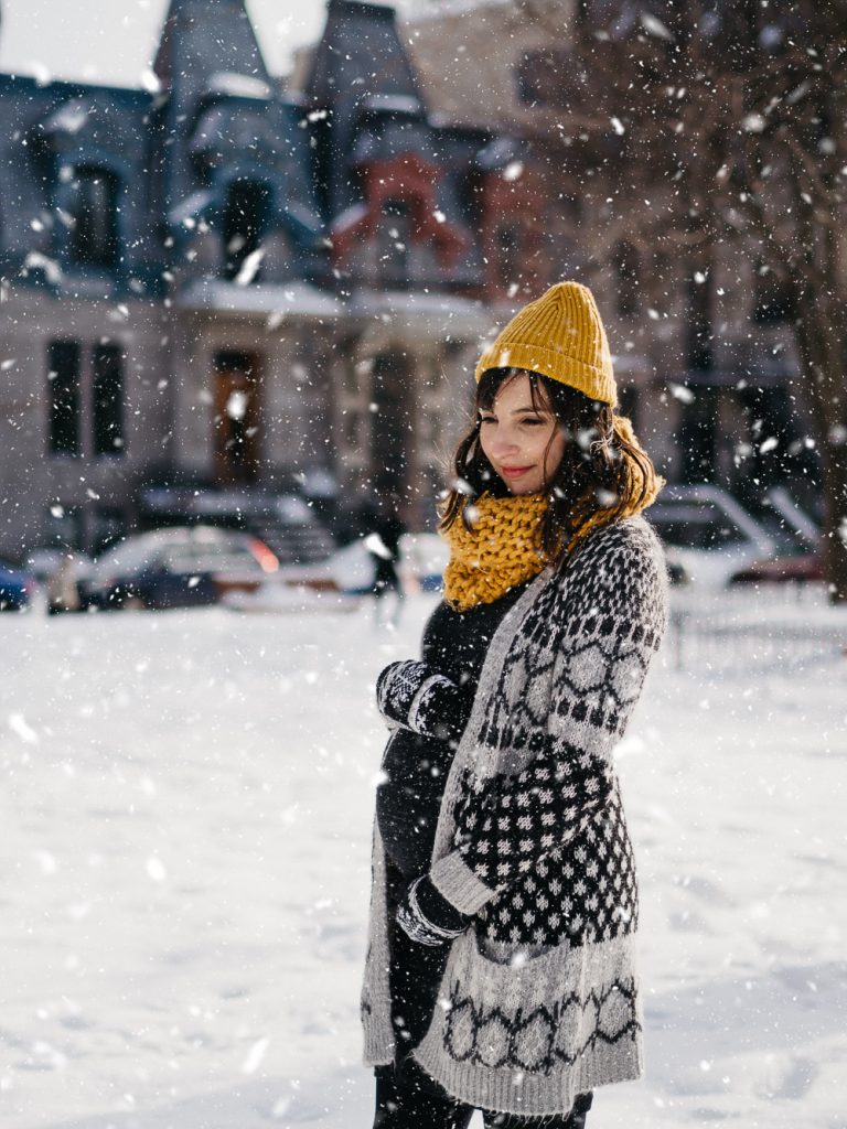 séance photo grossesse en hiver en extérieur