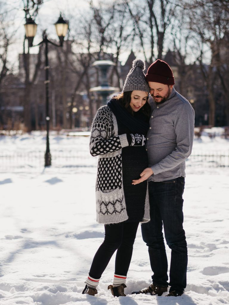séance photo grossesse en couple en hiver en extérieur