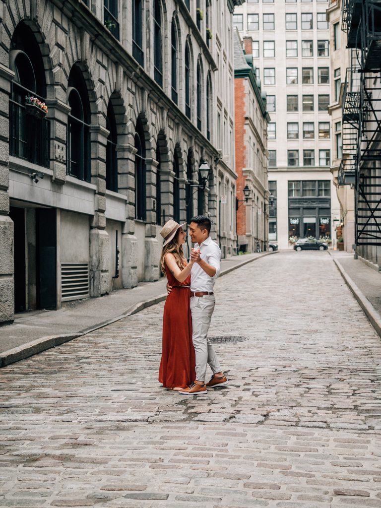 couple danse lors d'un shooting photo couple lifestyle en ville