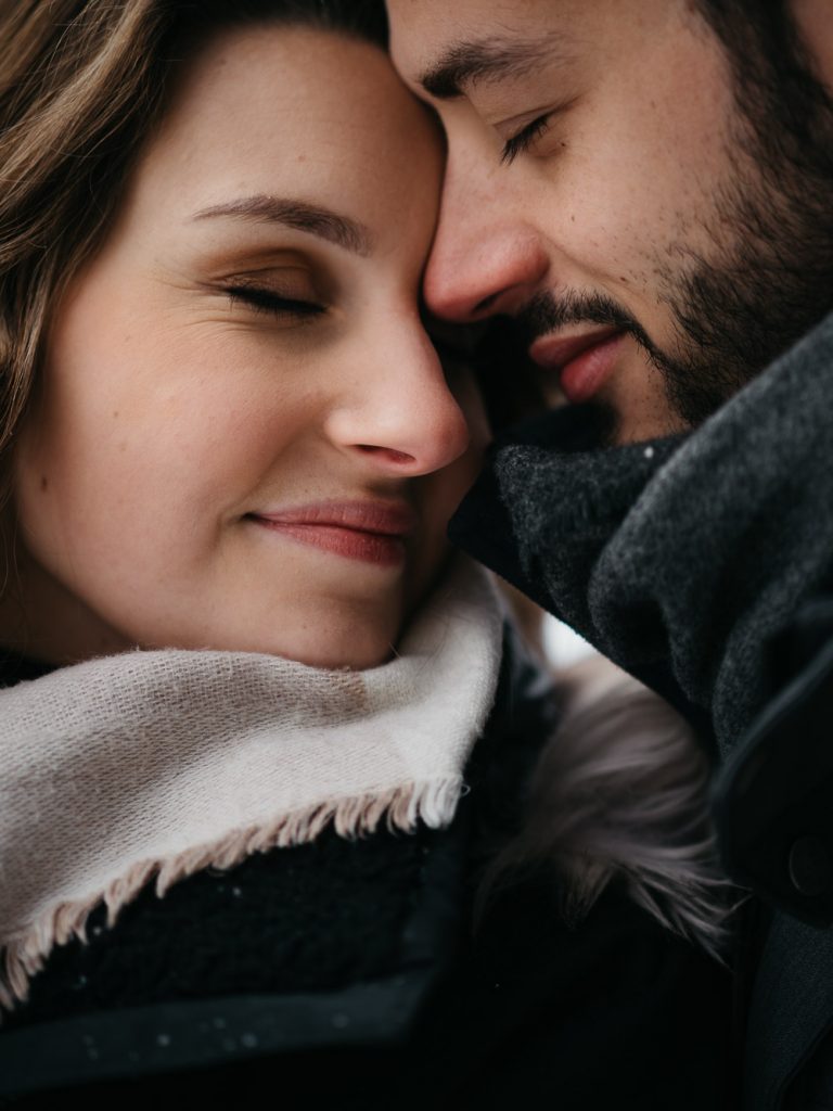 portrait de visages d'amoureux lors d'un shooting photo de couple en hiver avec une photographe à Marseille