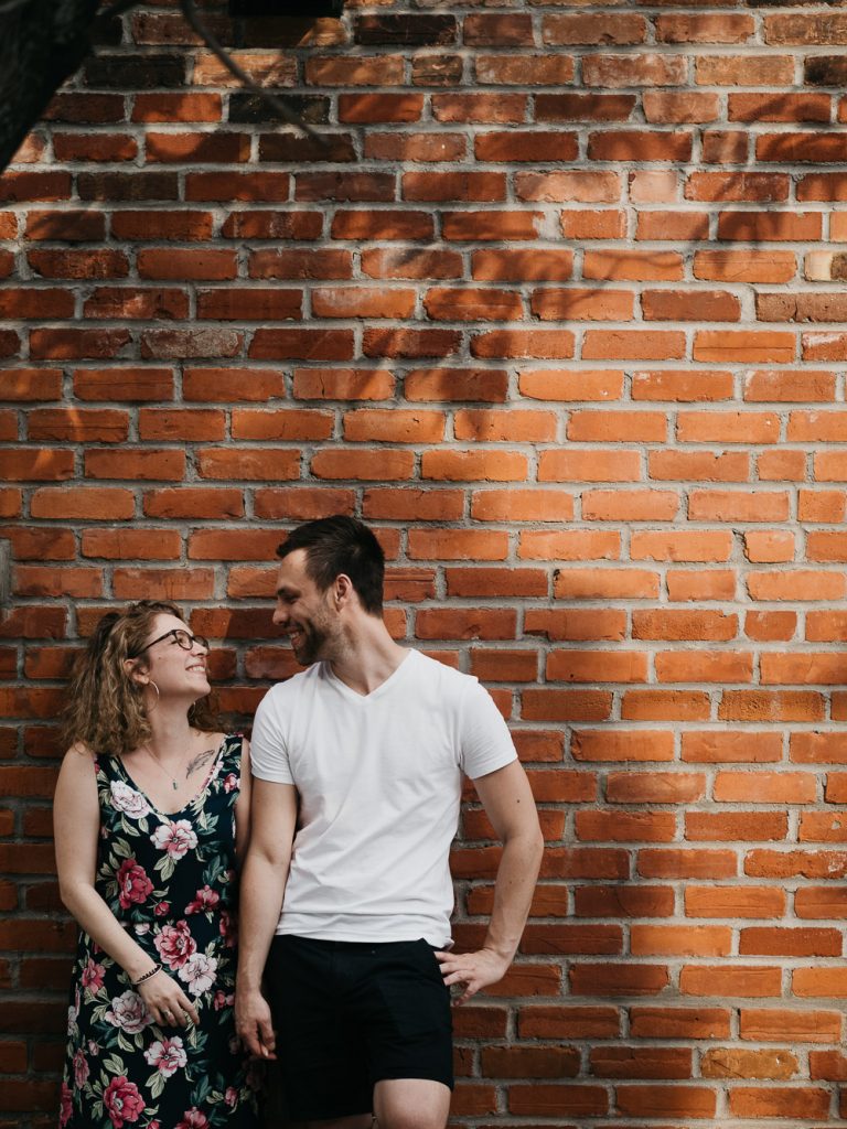 un couple se regarde lors d'une séance photo engagement avant leur mariage à Marseille