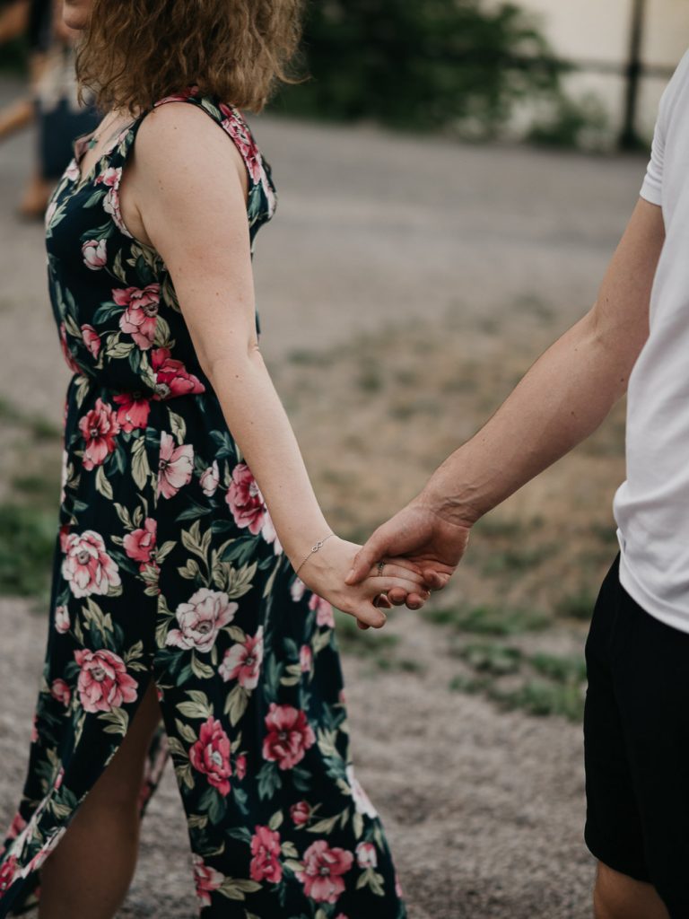 un couple qui se tient la main lors d'une séance photo engagement avant leur mariage à Marseille
