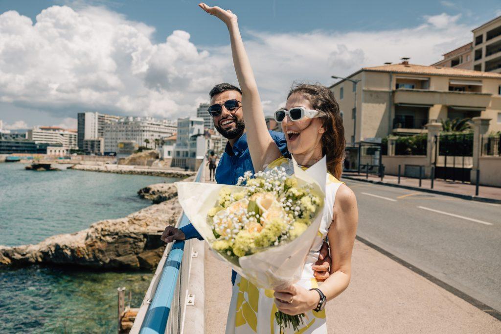 Demande en fiançailles surprise lors d'une séance photo de couple pendant un voyage à Marseille