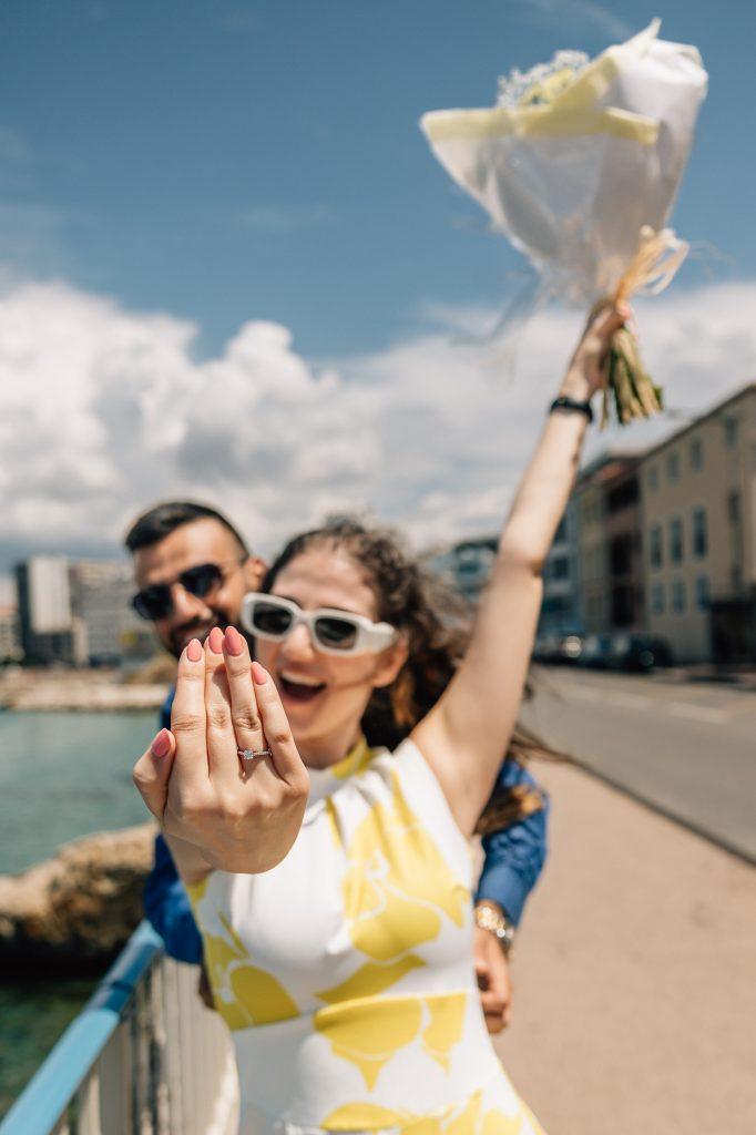 Demande en fiançailles surprise lors d'une séance photo de couple pendant un voyage à Marseille