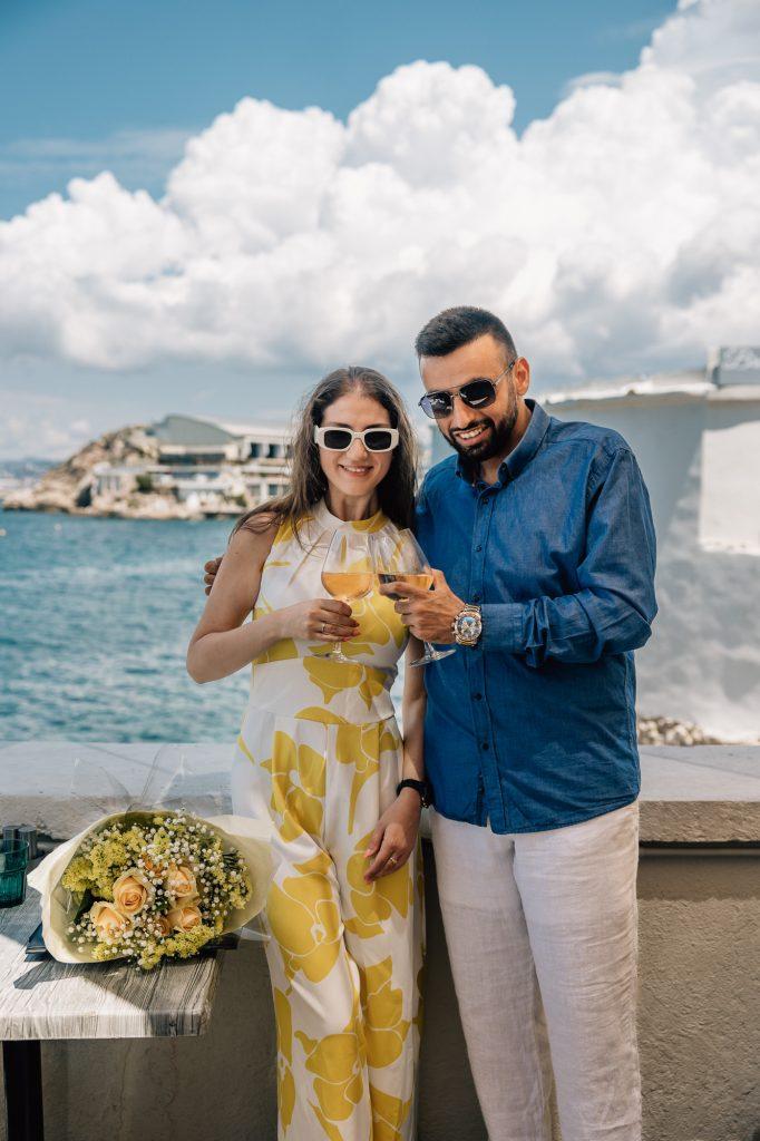 Les fiancés célèbrent leurs fiançailles après une demande en mariage surprise lors d'un shooting photo de couple pendant un voyage à Marseille