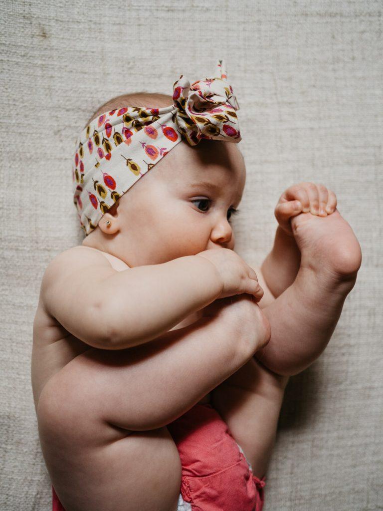 portrait naturel de bébé pour le faire-part de naissance réalisé lors d'une séance photo nouveau-né lifestyle en home studio à marseille