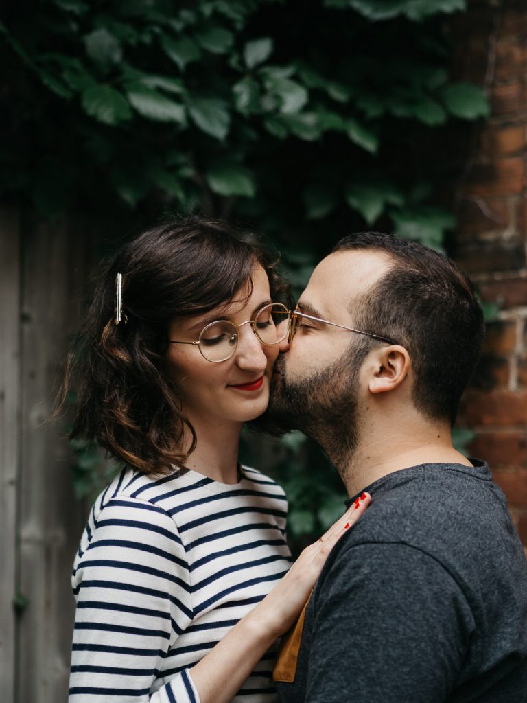 tendre baiser lors d'une séance photo couple à Marseille avec la blogueuse Florence de La Mouette