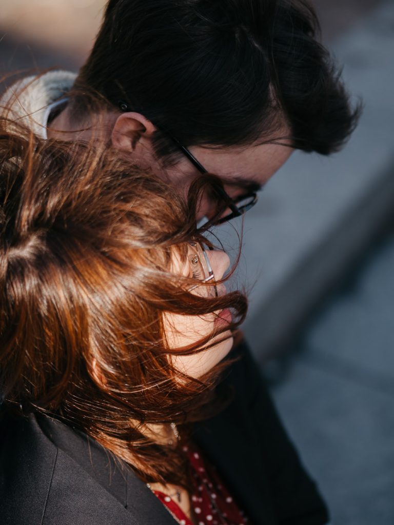 portrait d'amoureux avec les cheveux dans le vent lors d'une séance photo professionnelle à Marseille