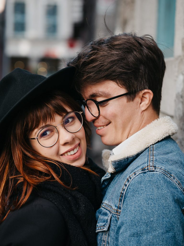 portrait de deux amoureux stylés en ville lors d'un shooting photo de couple à Marseille