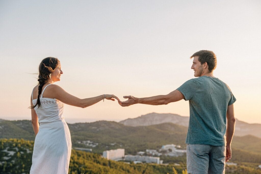 couple face au paysage lors d’une séance photo au coucher du soleil à Marseille