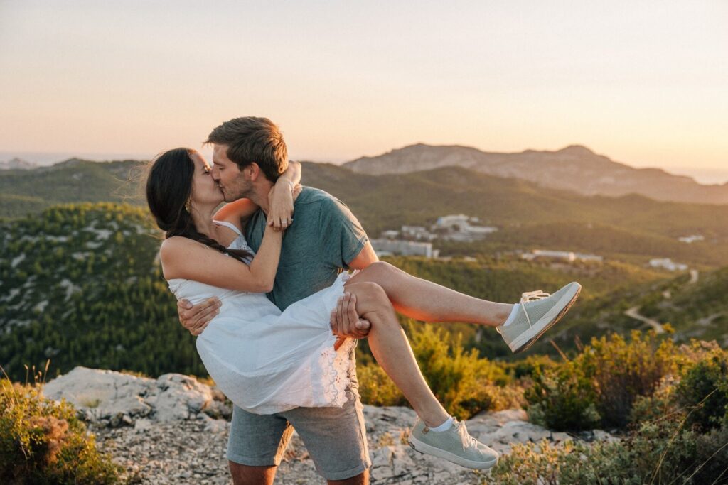 moment tendre entre un couple pendant une séance photo au coucher du soleil