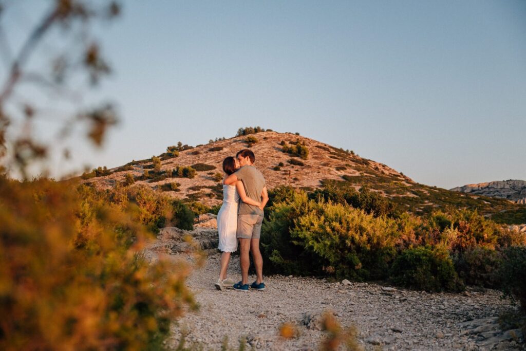 couple amoureux au coucher du soleil pendant une séance photo à Marseille