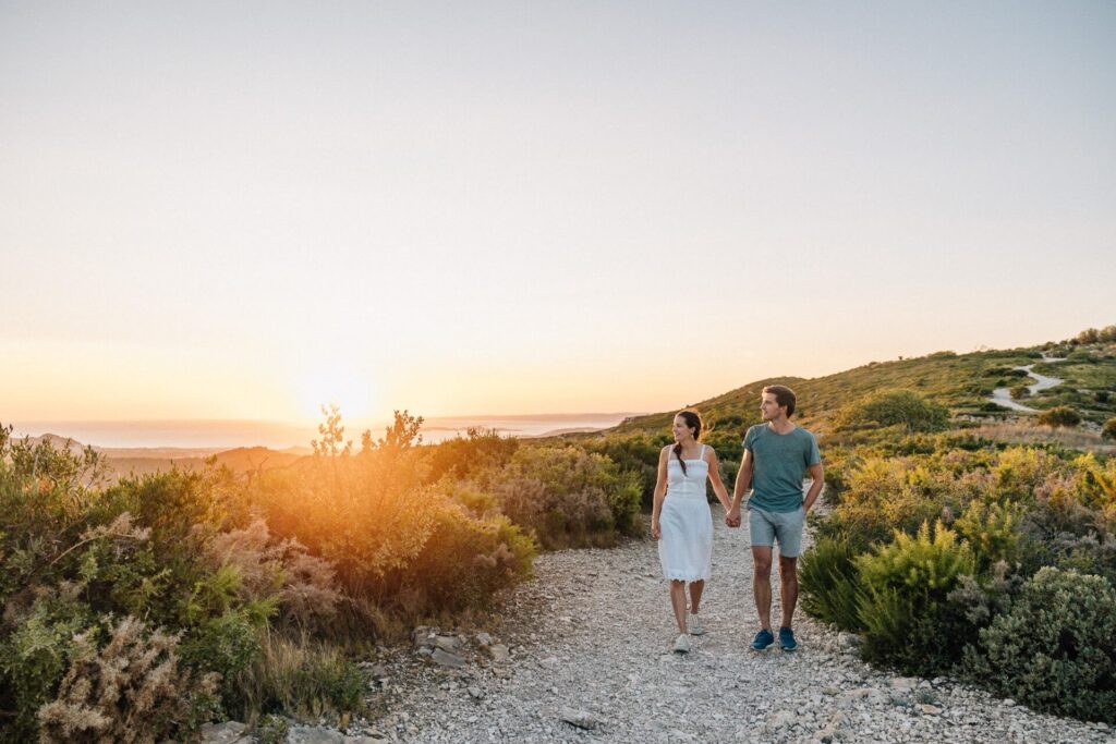 couple marchant au coucher du soleil sur les hauteurs de Marseille