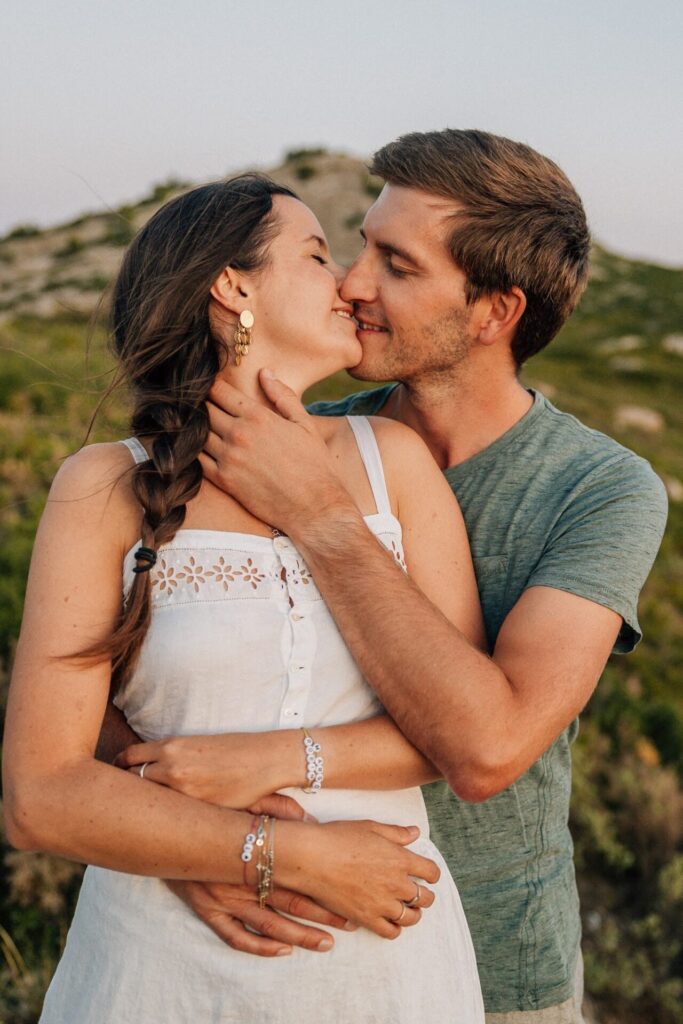 portrait naturel de couple pendant une séance photo au coucher du soleil à Marseille