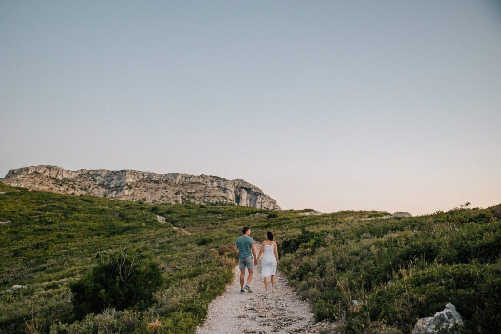 couple marchant dans la garrigue lors d’une séance photo à Marseille