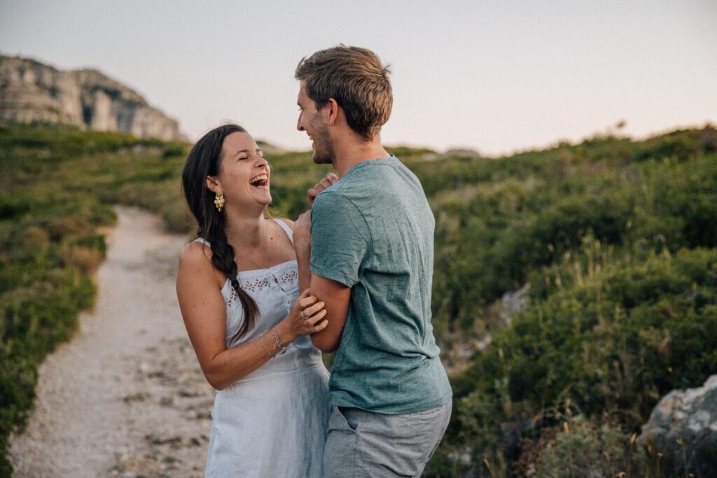 portrait naturel de couple pendant une séance photo au coucher du soleil à Marseille