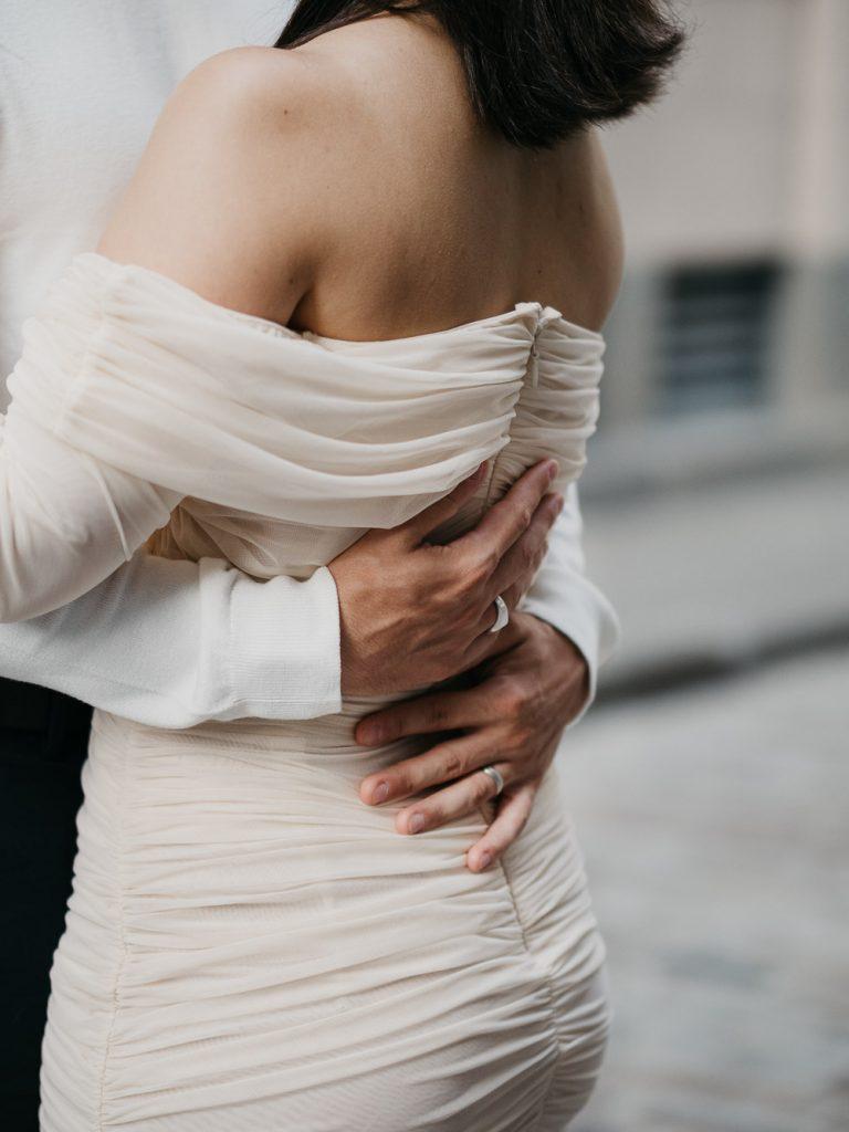 détail d'une robe chic beige pour une séance photo engagement en couple