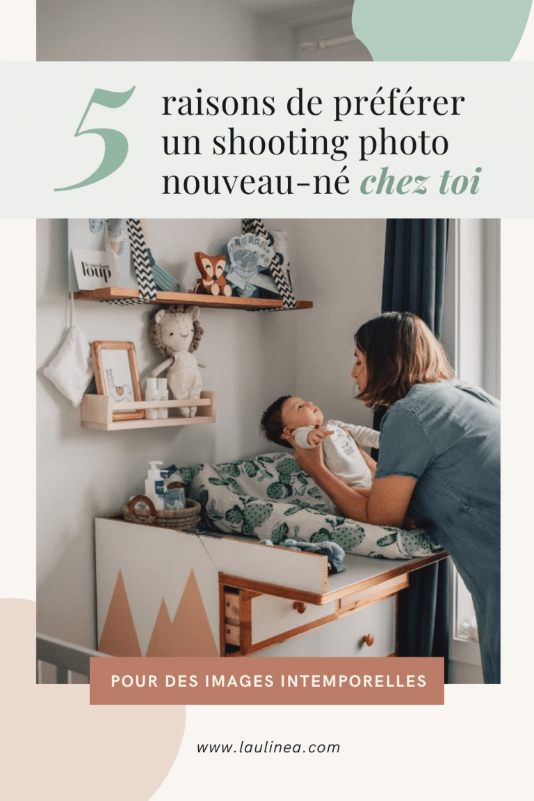 Titre sur l'image d'une maman qui s'occupe de son bébé dans la chambre d'enfant : 5 raisons de préférer un shooting photo nouveau-né à domicile. Image optimisée pour Pinterest.