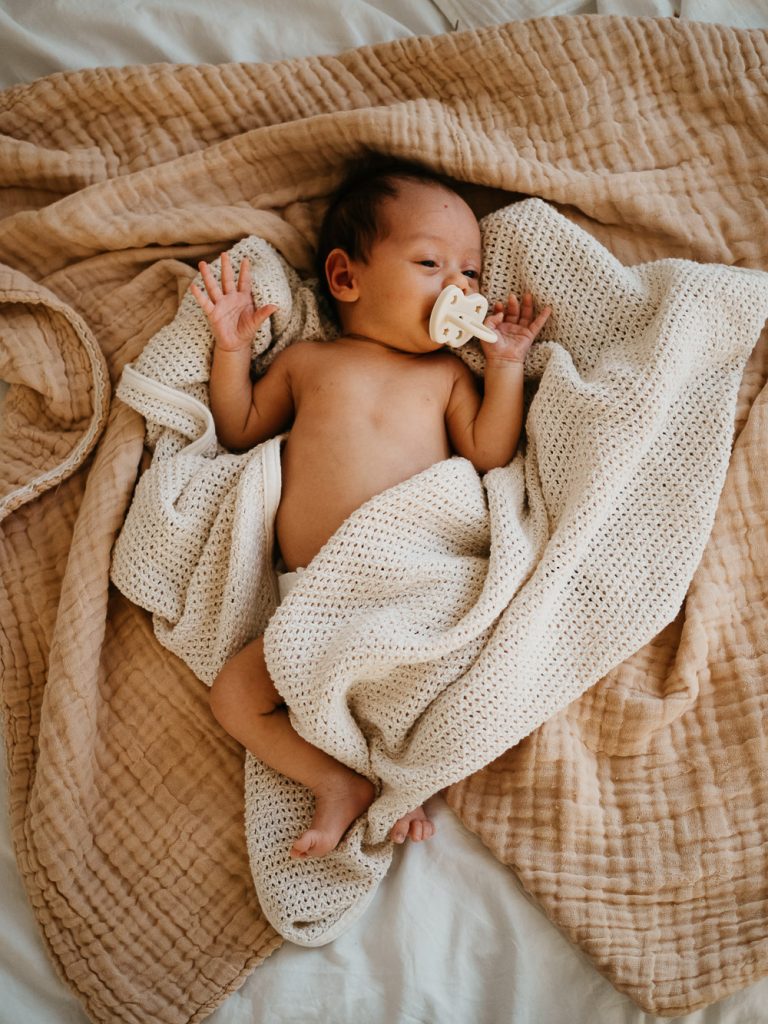 portrait naturel de bébé pour le faire-part de naissance réalisé lors d'une séance photo nouveau-né lifestyle à domicile à marseille