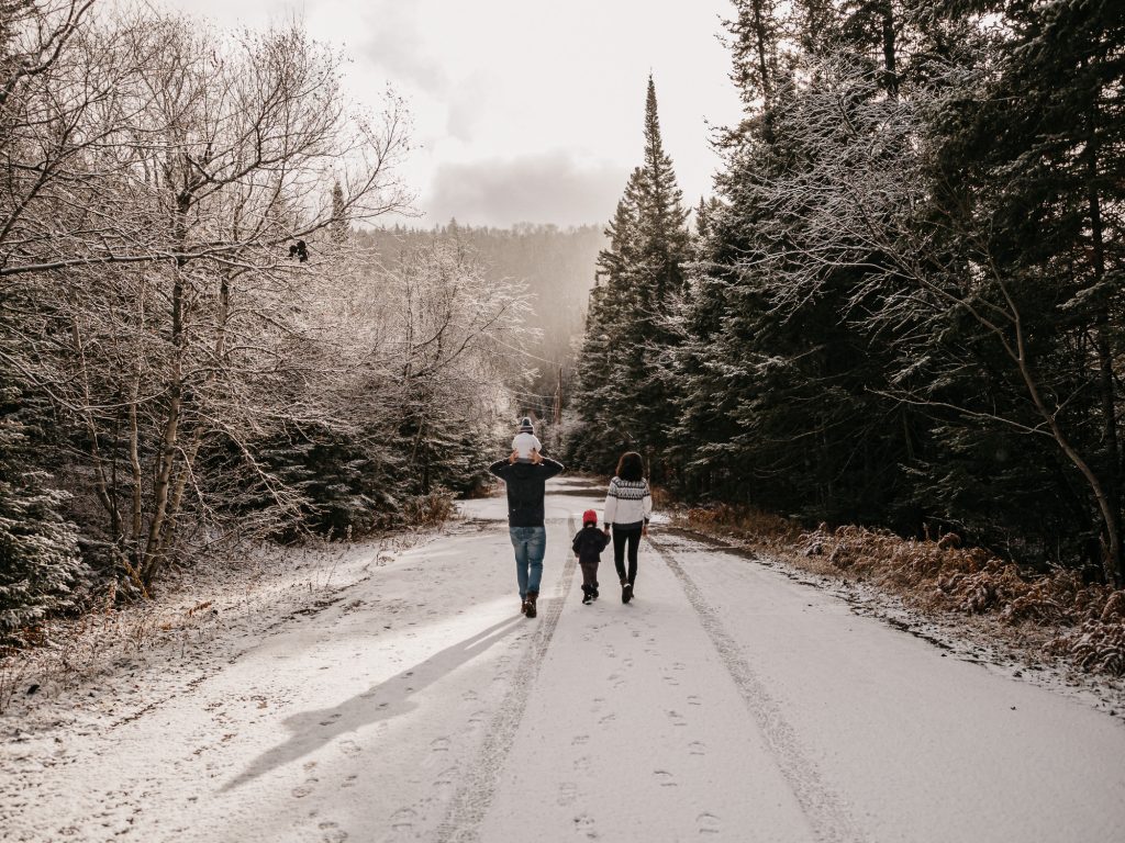séance photo de famille en nature pendant l'hiver