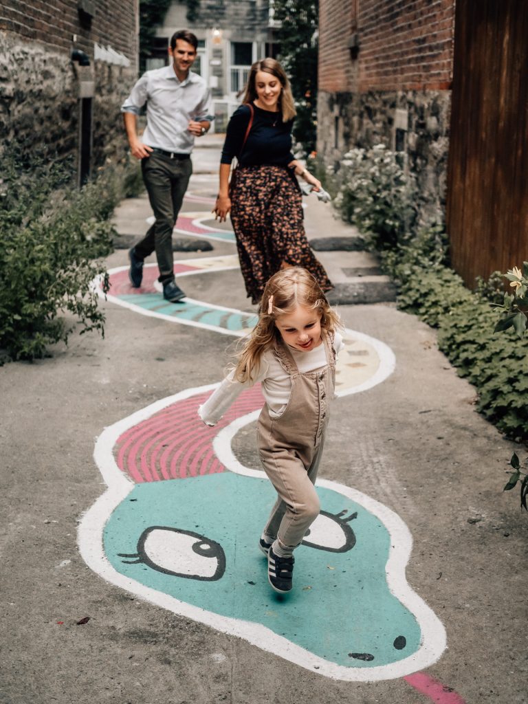 séance photo famille dans un décor urbain coloré