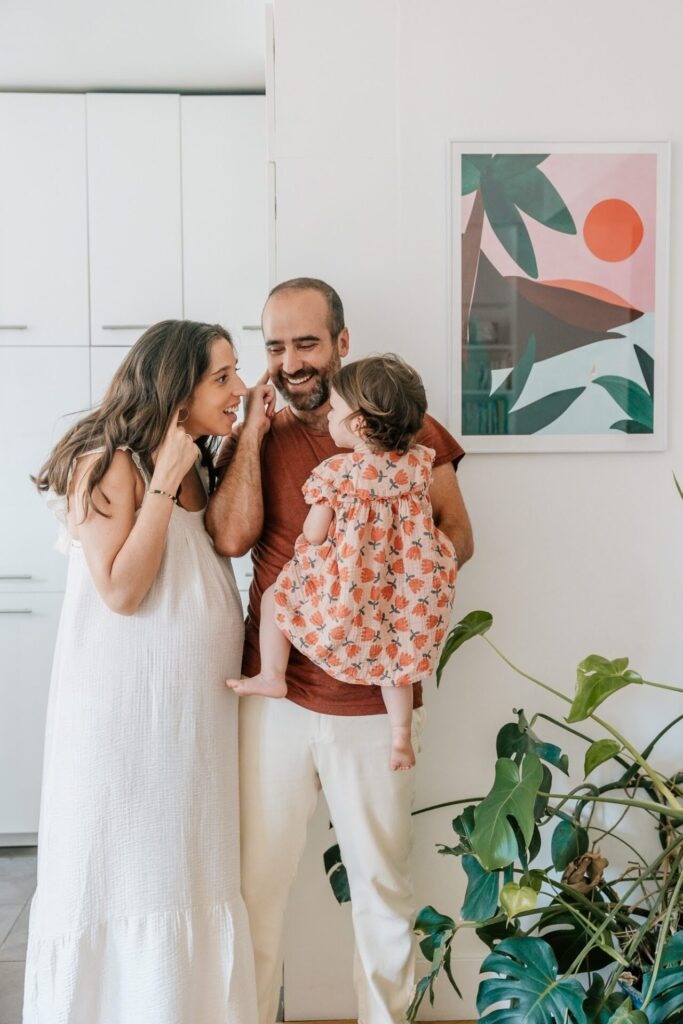 famille attendant un bébé lors d’une séance photo grossesse à domicile à Marseille