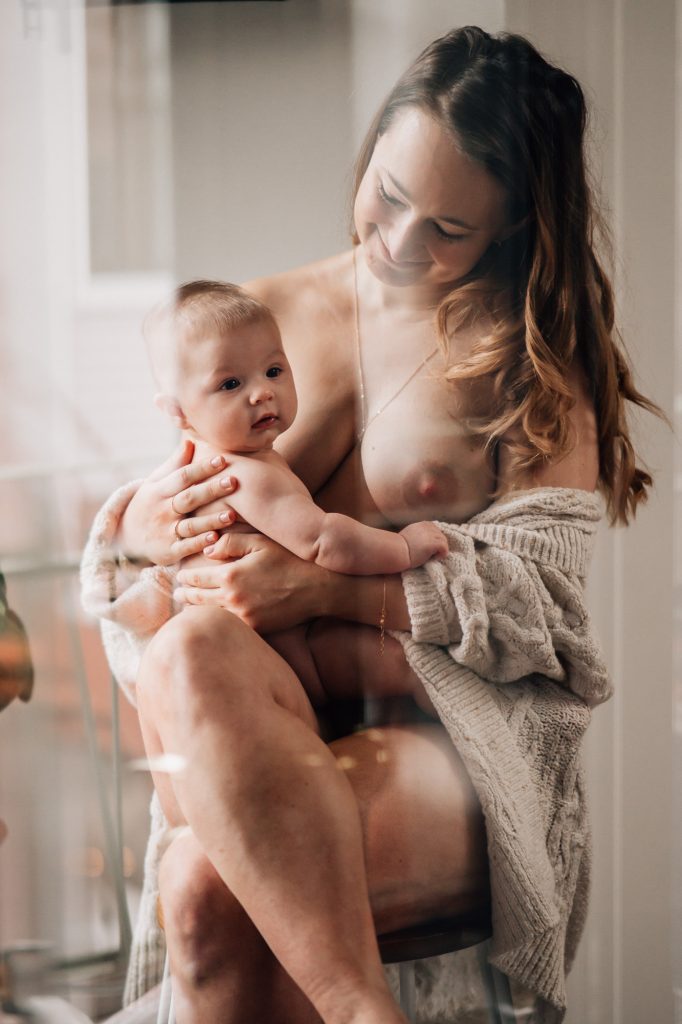 reflet d'une maman et bébé nus dans un moment d'intimité, de tendresse et d'amour lors d'une séance photo peau à peau et allaitement à domicile Marseille