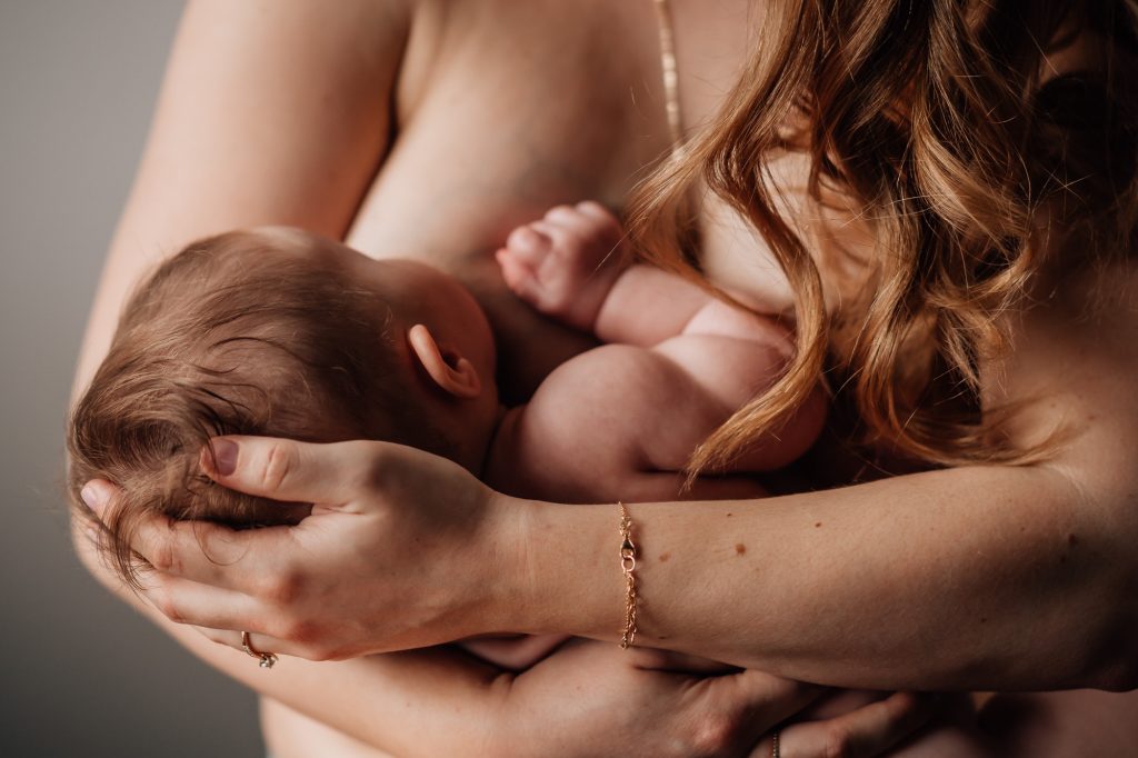 Détail d’un moment d’allaitement lors d’une séance photo bébé à domicile à Marseille 13008