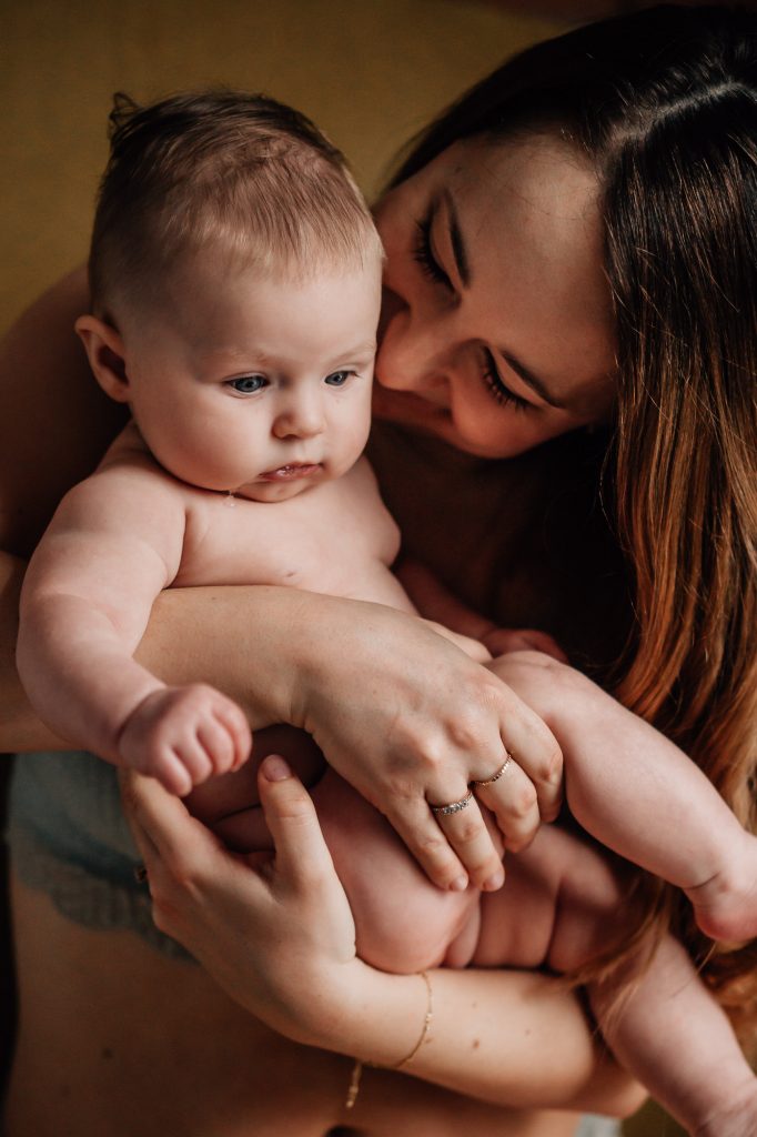 incroyable connexion entre une maman et son bébé nus lors d'une séance photo intime à la maison