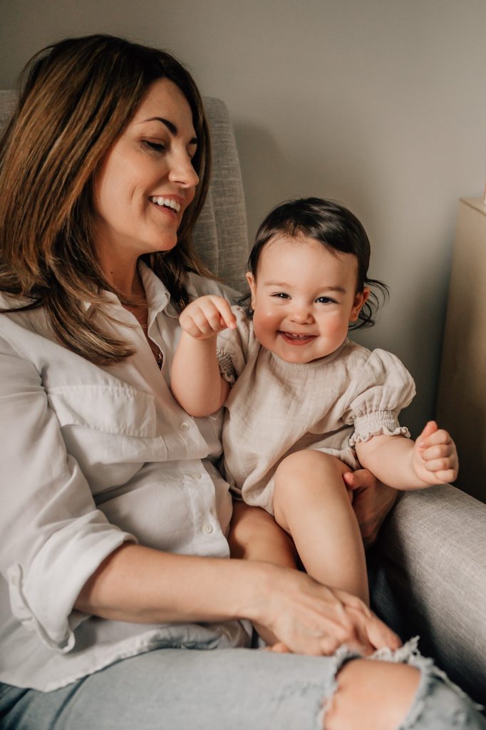 portfolio de séance photo de famille à domicile à Marseille : moment de rire entre une maman et sa petite fille
