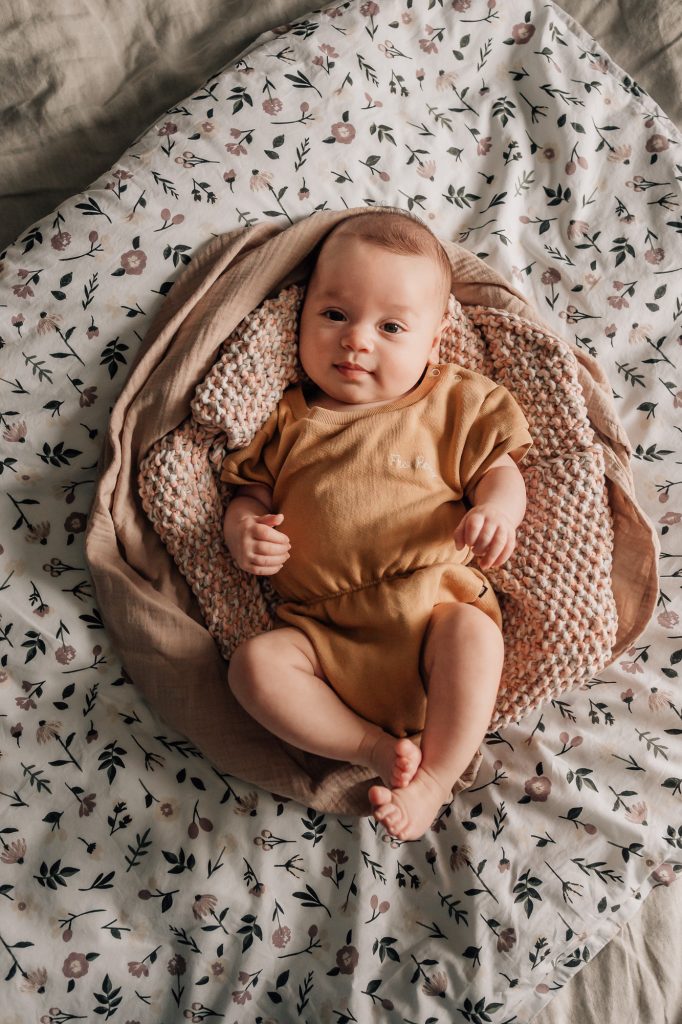 portrait naturel de bébé pour le faire-part de naissance réalisé lors d'une séance photo nouveau-né lifestyle à domicile à marseille