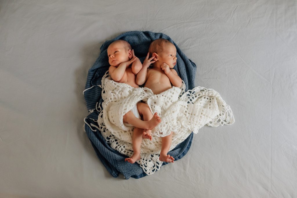portrait de bébé jumeaux pour le faire-part de naissance réalisé lors d'une séance photo nouveau-né lifestyle à domicile à marseille