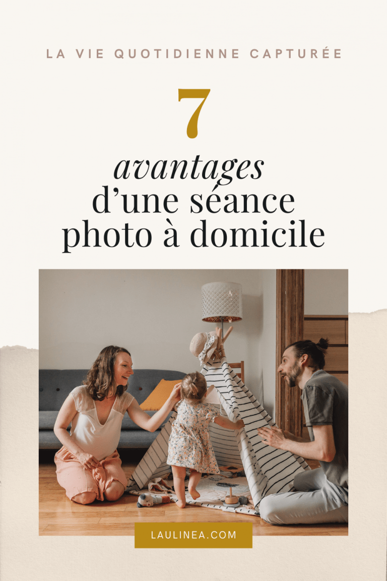 Titre sur l'image d'une famille heureuse : Découvrez les avantages d'une séance photo à domicile. Image optimisée pour Pinterest.