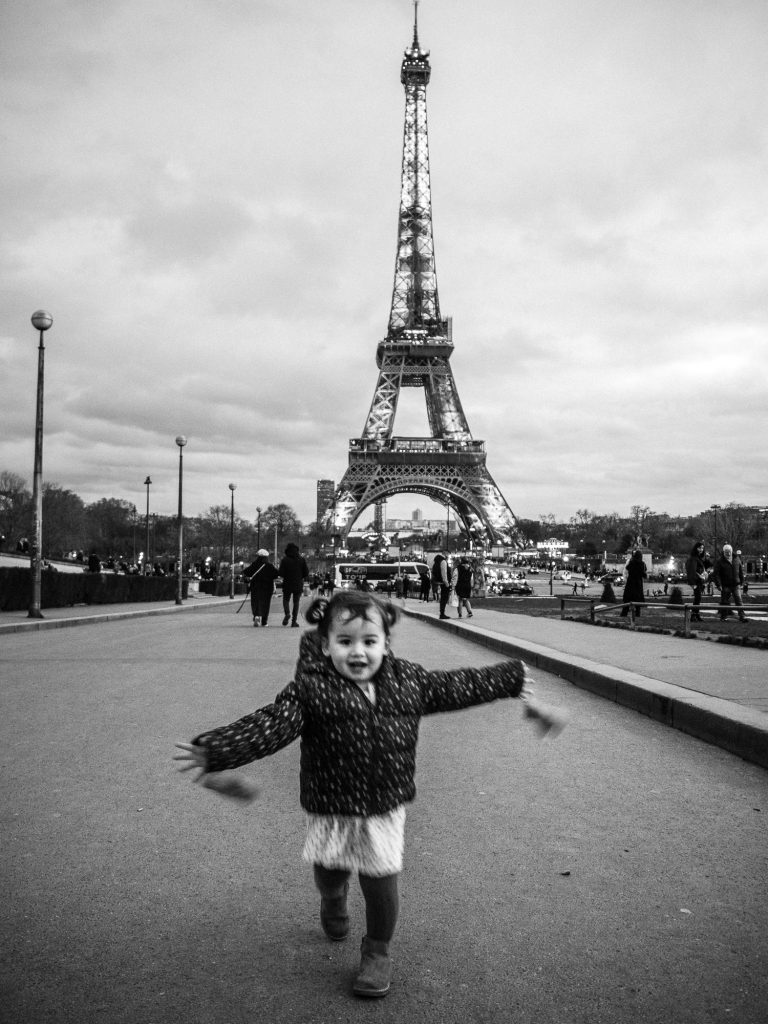 scène de vie urbaine en noir et blanc lors d'une séance photo de famille