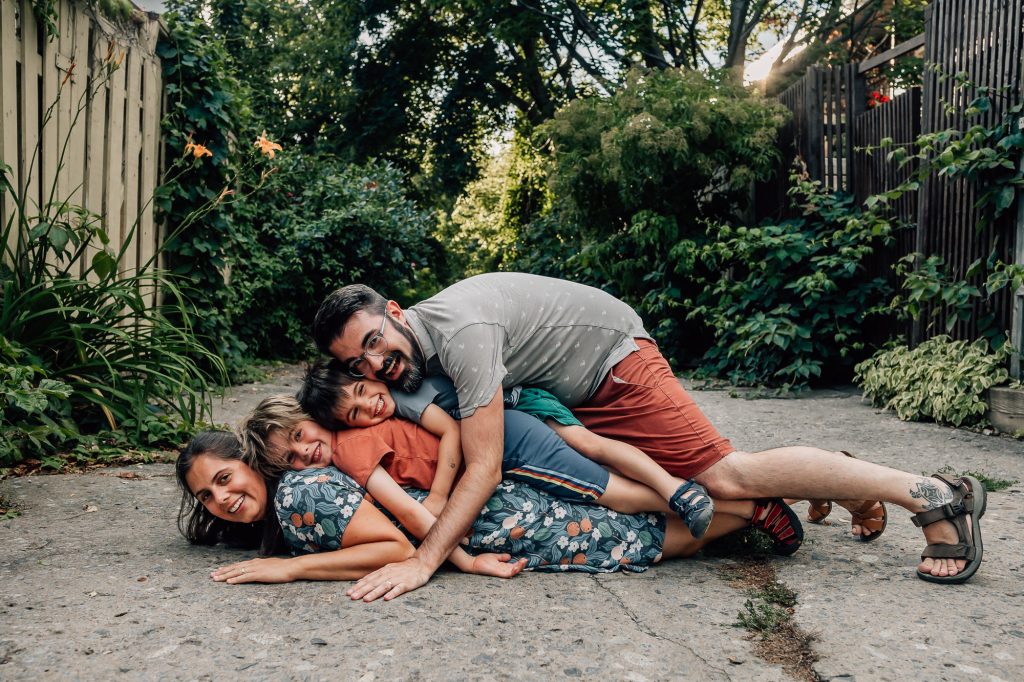 famille s'amusant ensemble dans une ruelle lors d'une séance photo en famille à Marseille