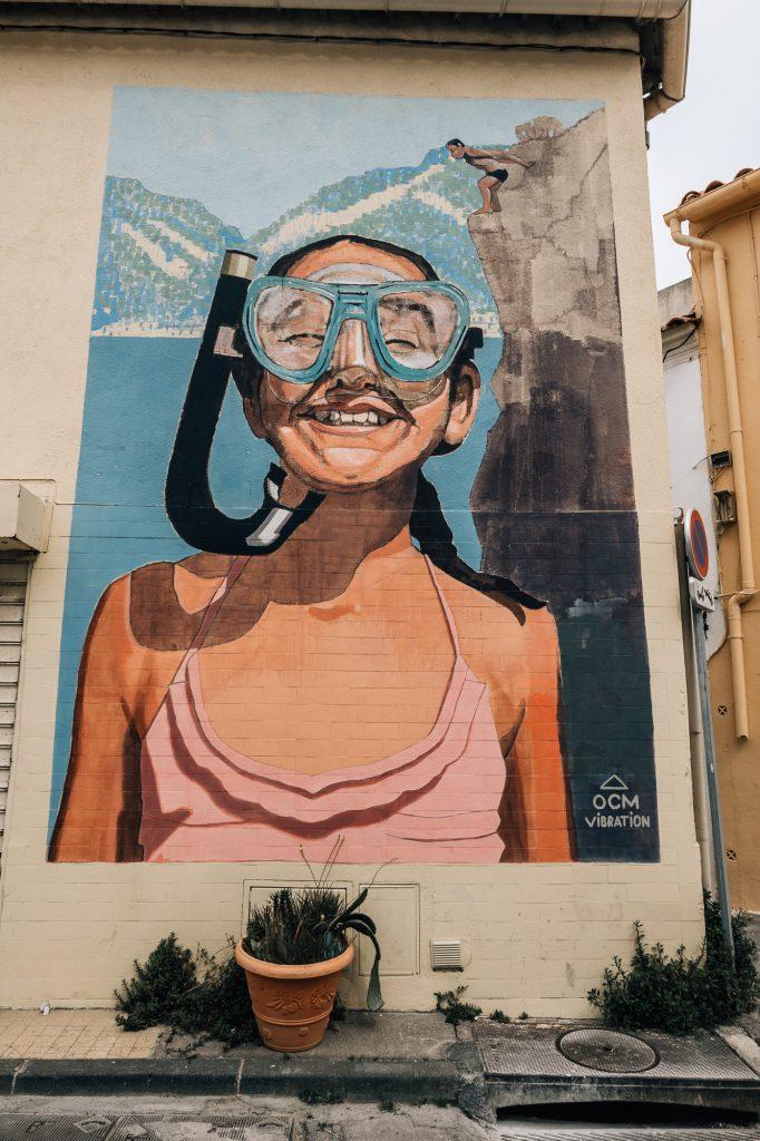 Graffiti géant d'une petite fille avec un masque et un tuba dans le quartier de Malmousque à Marseille 7ème arrondissement
