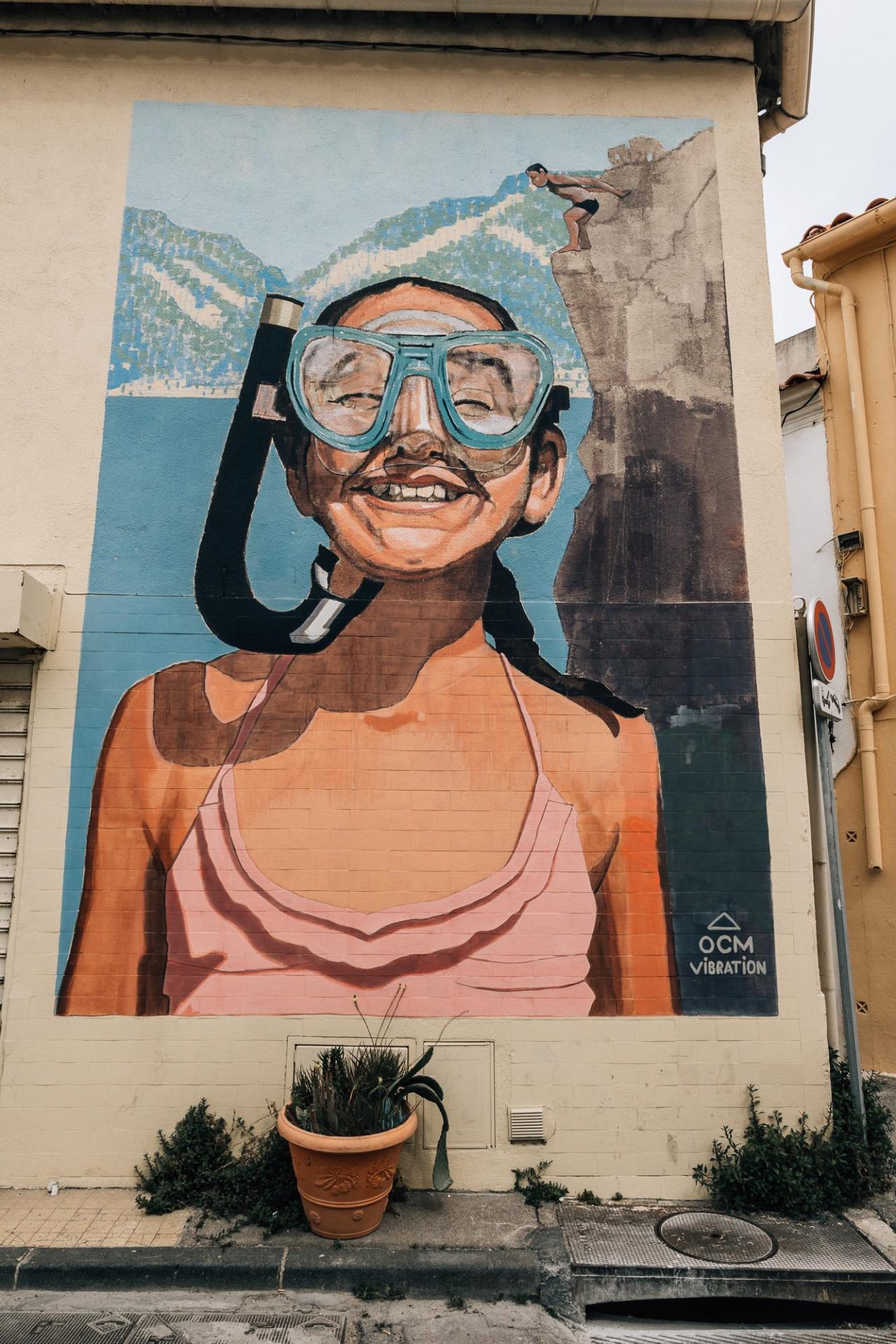 Graffiti géant d'une petite fille avec un masque et un tuba dans le quartier de Malmousque à Marseille 7ème arrondissement