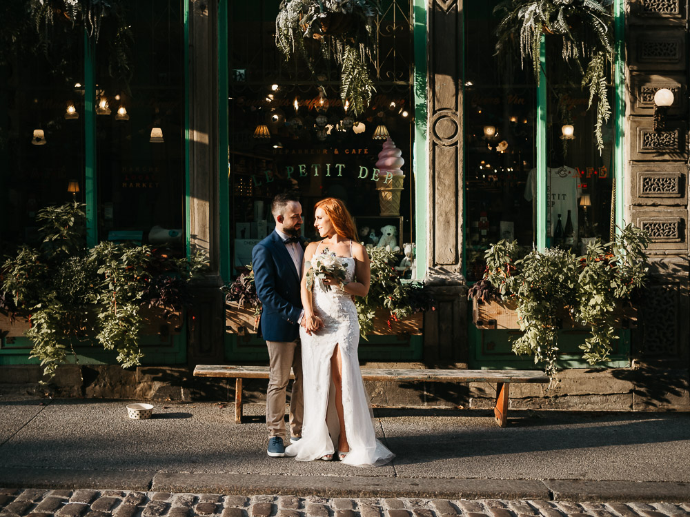 couple de jeunes mariés se regardant devant une sublime façade avec beaucoup de plantes Le P'tit Dep dans la vieille ville lors d'une séance photo de couple engagement lifestyle à Marseille