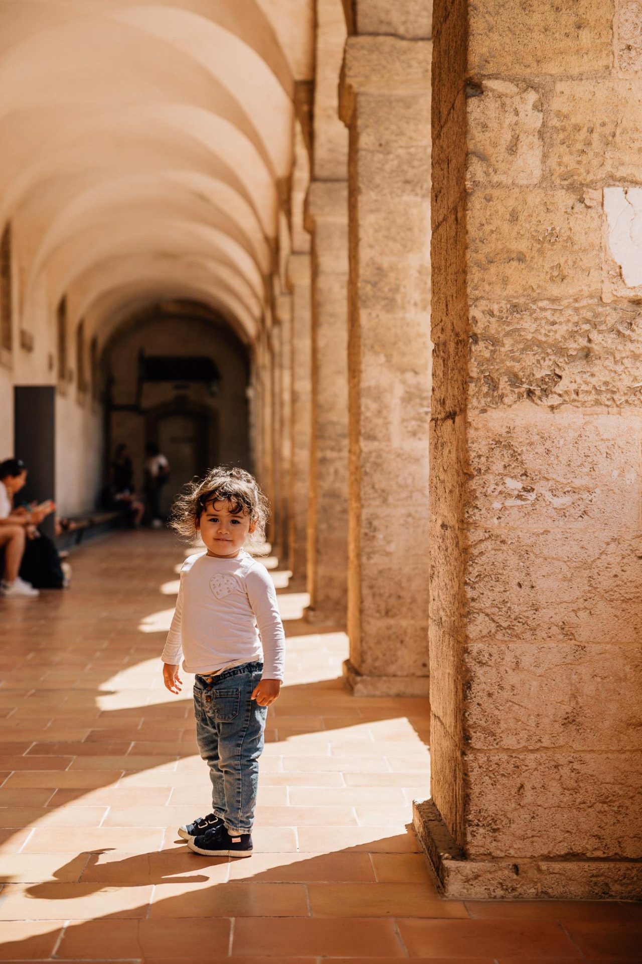petite fille dans les rayons de lumière des voûtes de la Vieille Charité dans le quartier du Panier à Marseille