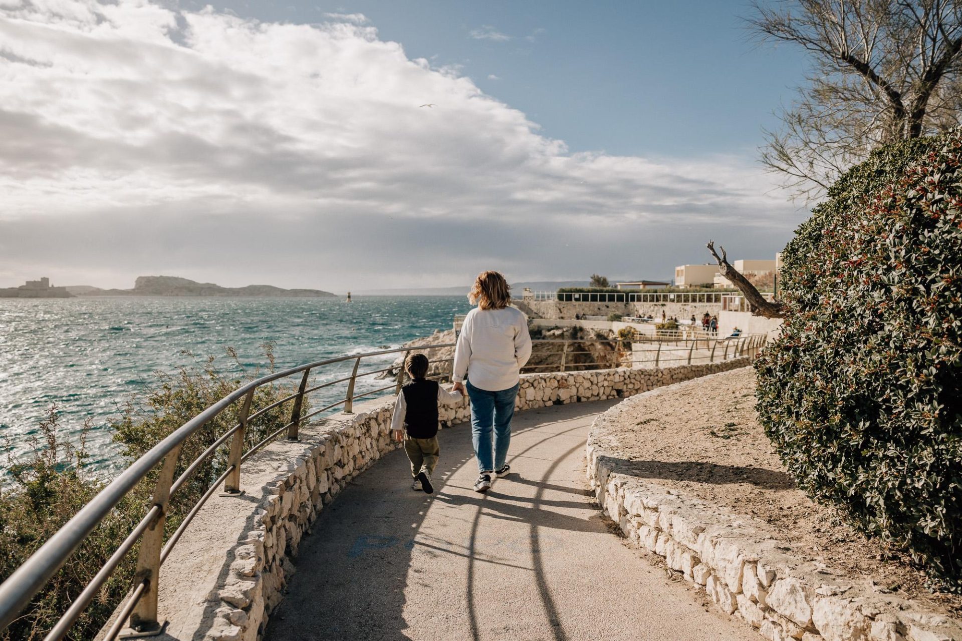 Maman longe la mer avec son petit garçon lors d'une séance photo en famille à Malmousque à Marseille