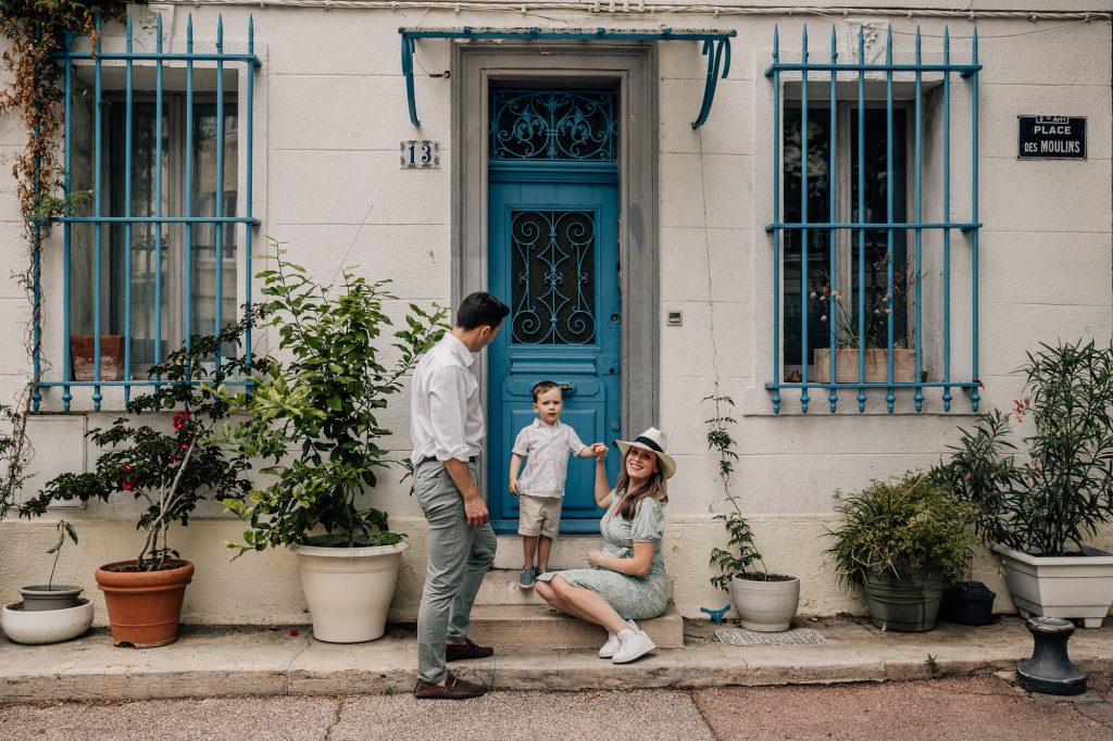 portrait de famille heureuse avec une femme enceinte dans les ruelles du Panier pendant un shooting photo grossesse à Marseille
