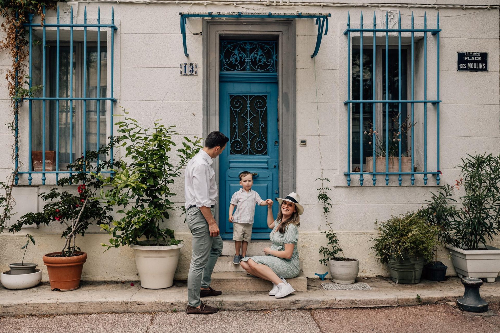 portrait de famille avec une femme enceinte dans les ruelles du Panier pendant un shooting photo grossesse à Marseille