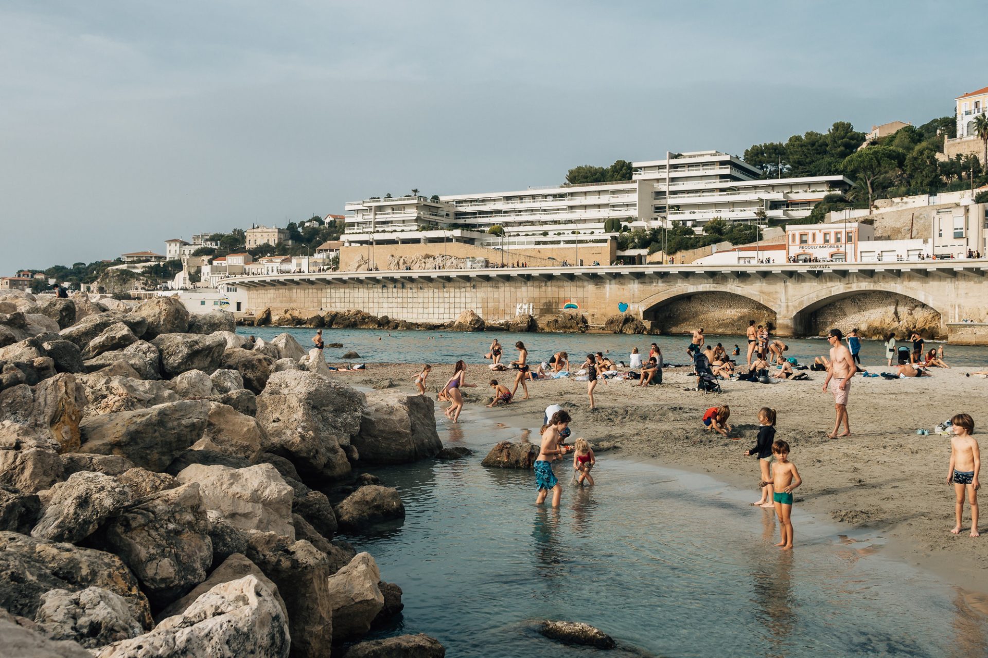 plage du Prophète avec des gens qui se baignent à Marseille en automne