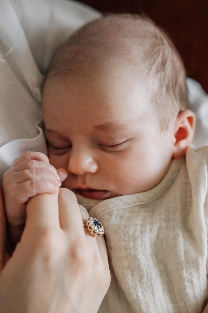 Gros plan sur le visage de bébé lors d'une séance photo nouveau-né à domicile à Marseille