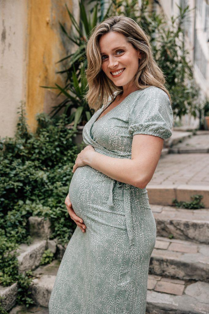 portrait d'une femme enceinte dans les ruelles du Panier pendant un shooting photo grossesse à Marseille