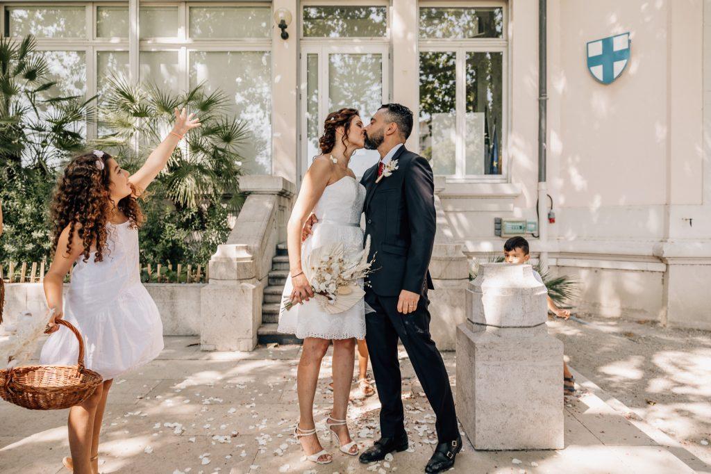 Mariés s'embrassent devant la mairie de Marseille Bagatelle (8ème arrondissement) après la cérémonie civile de mariage