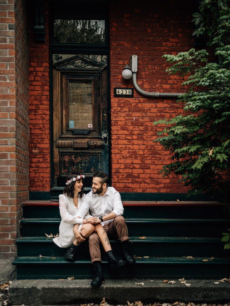 Inspiration mariage urbain, rock, fleuri et décontracté avec un couple de jeunes mariés à Marseille et en Provence. Séance photo de couple réalisée par la photographe Laurène Tinel