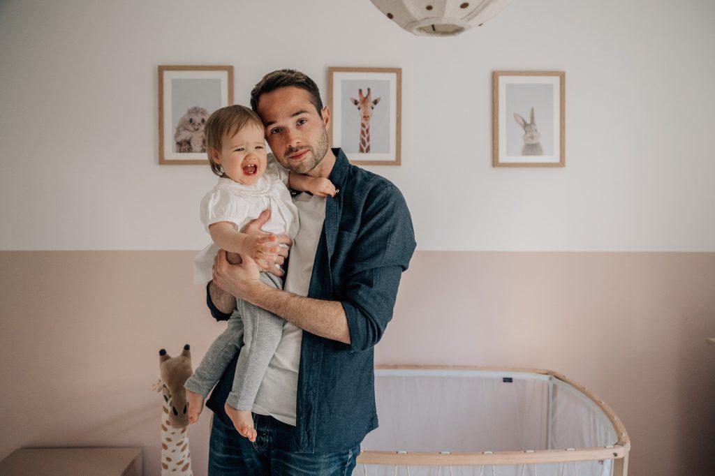 tendre portrait d'un papa et sa petite fille lors d'un shooting photo à domicile à Marseille
